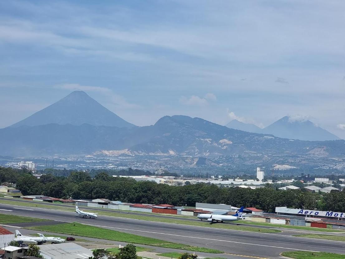 Amazing Aircrafts Views In Front Of Airport Apartment Guatemala City Exterior foto