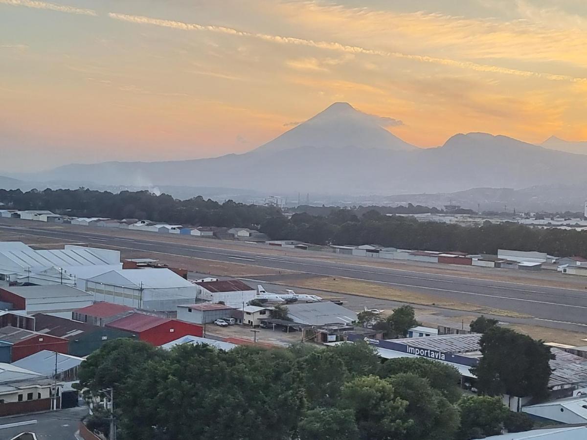 Amazing Aircrafts Views In Front Of Airport Apartment Guatemala City Exterior foto