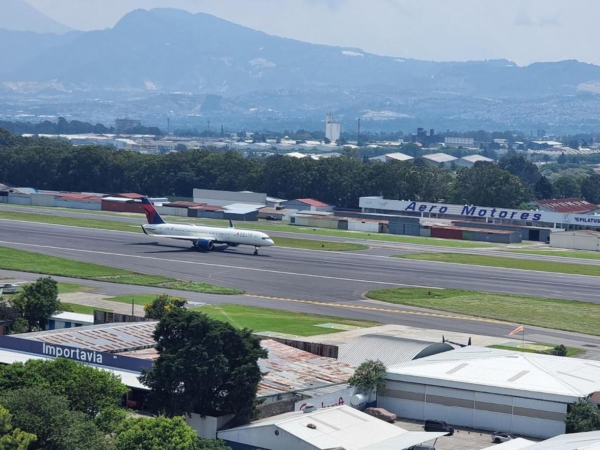 Amazing Aircrafts Views In Front Of Airport Apartment Guatemala City Exterior foto