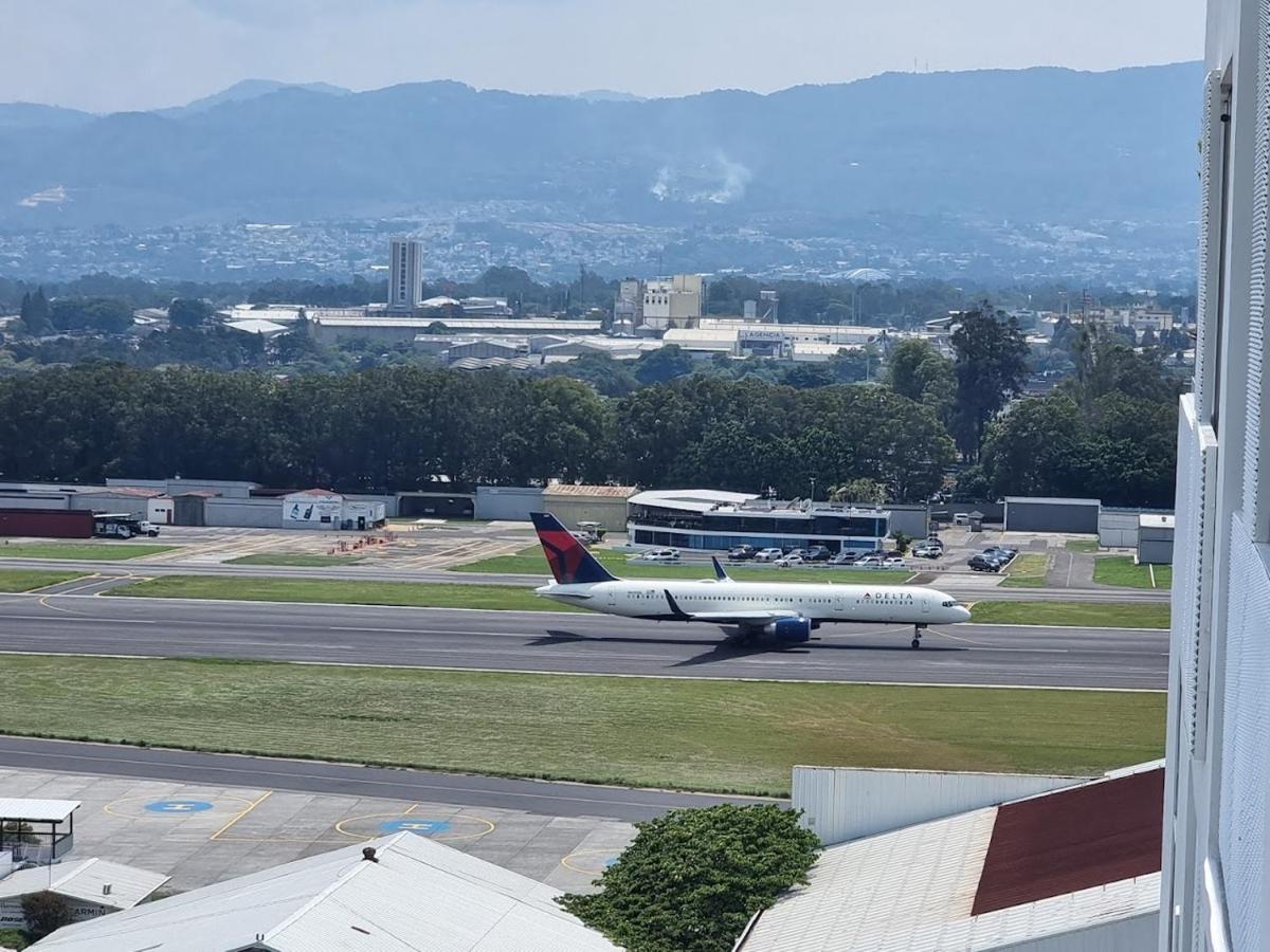 Amazing Aircrafts Views In Front Of Airport Apartment Guatemala City Exterior foto