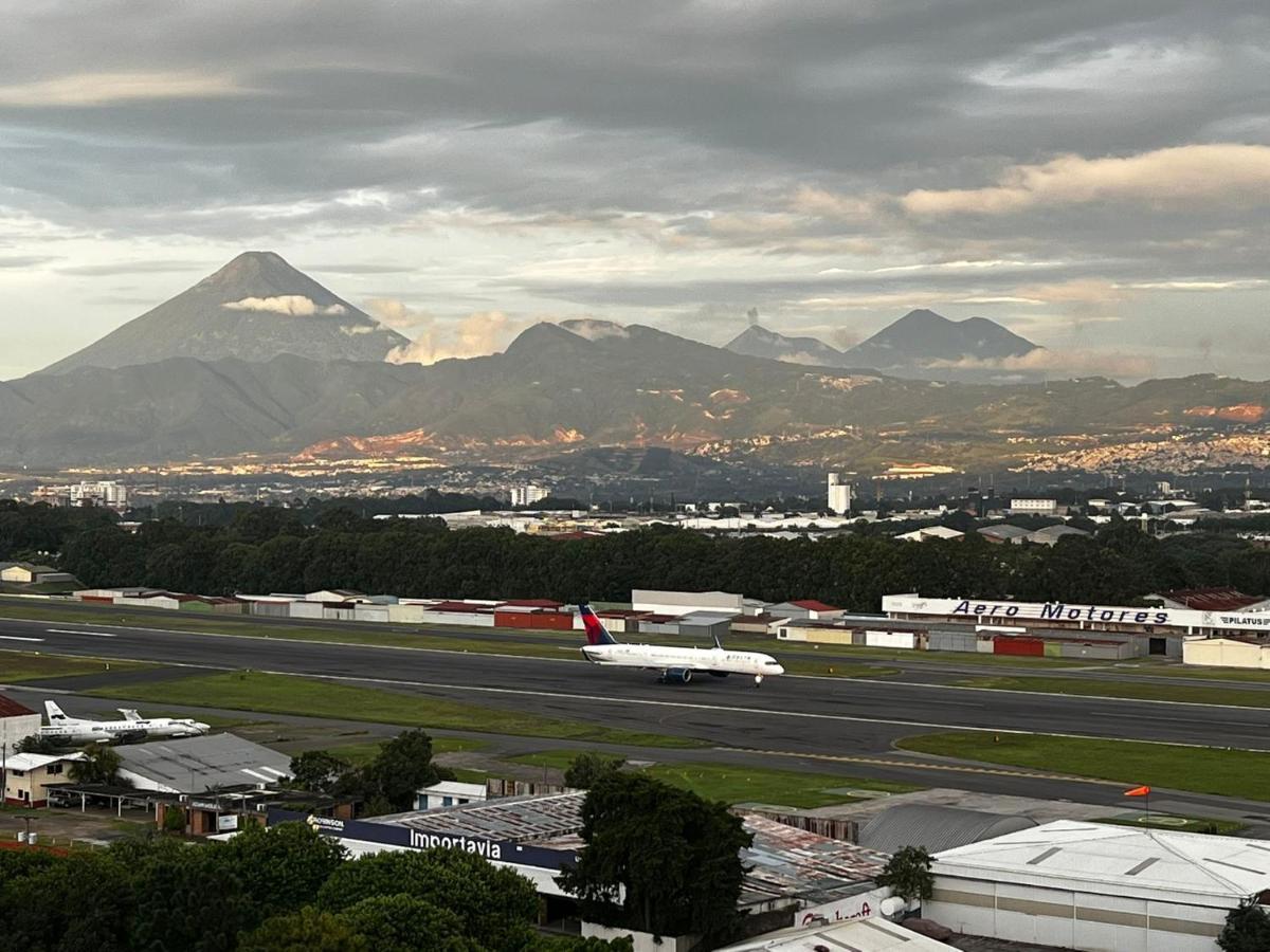Amazing Aircrafts Views In Front Of Airport Apartment Guatemala City Exterior foto